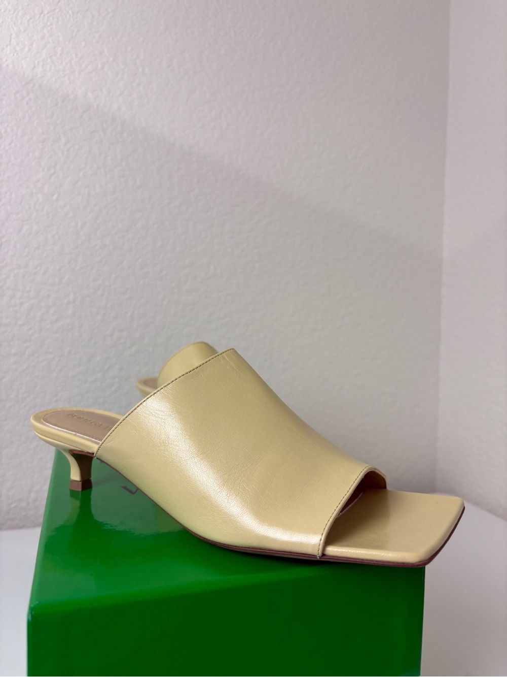 Bottega Veneta Women's baby yellow Slide mules kitten heels 38.5 - Picture 6 of 8
